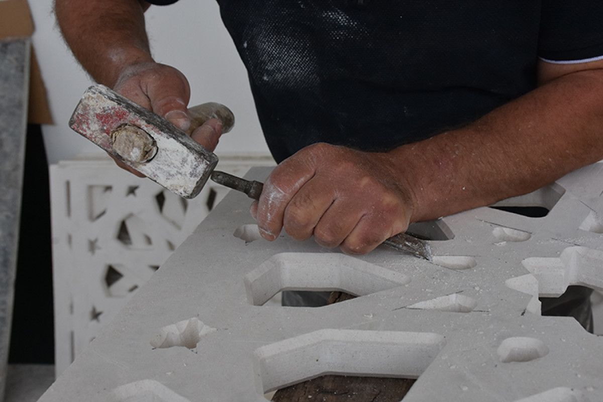 Trabzonda Yılın Ahisi Seçilen Taş Oyma Ustası, Mesleğini Oğullarına Aktardı