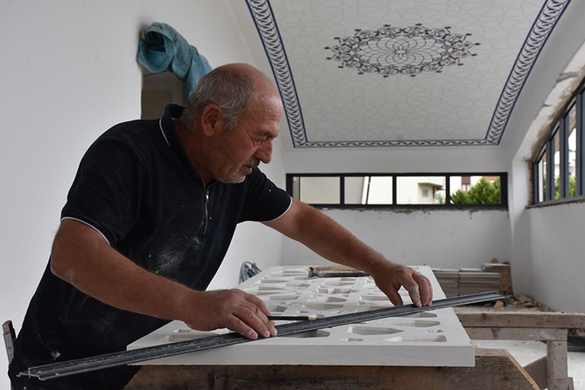 Trabzonda Yılın Ahisi Seçilen Taş Oyma Ustası, Mesleğini Oğullarına Aktardı