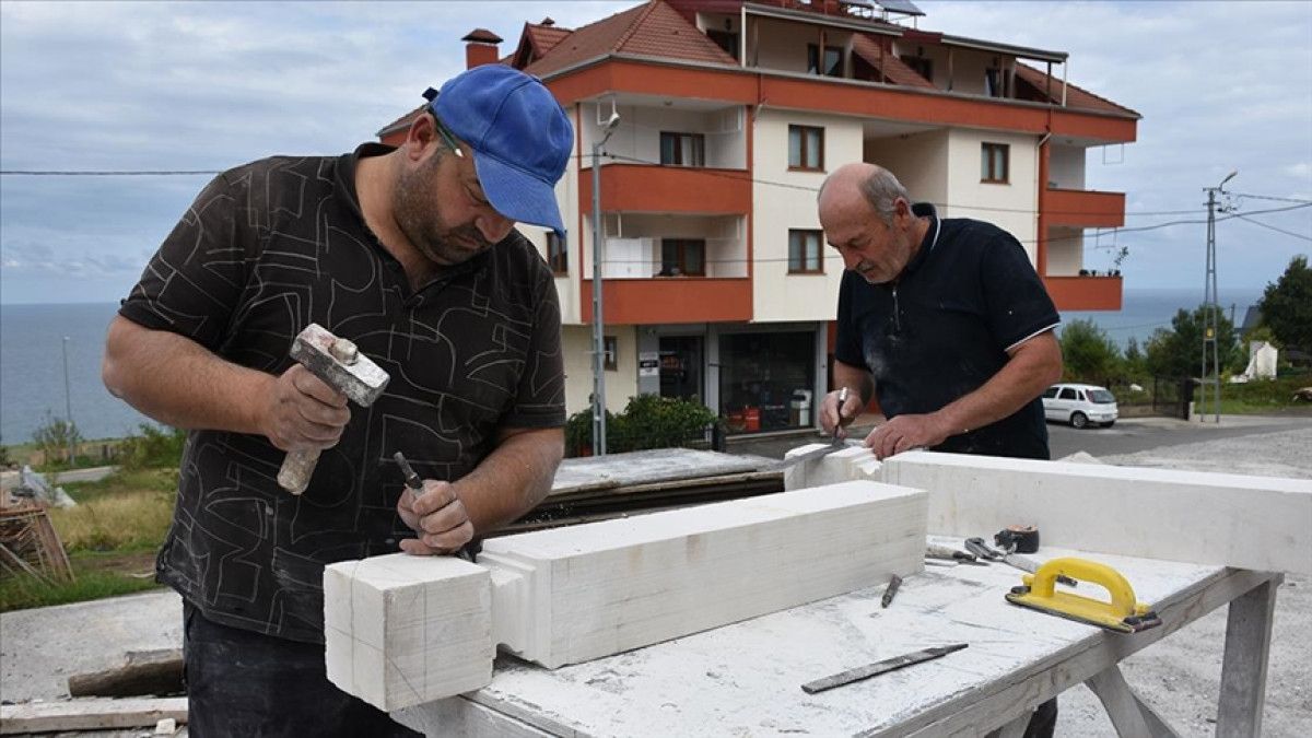 Trabzonda Yılın Ahisi Seçilen Taş Oyma Ustası, Mesleğini Oğullarına Aktardı