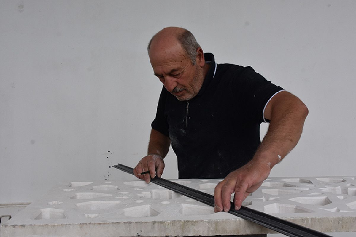 Trabzonda Yılın Ahisi Seçilen Taş Oyma Ustası, Mesleğini Oğullarına Aktardı