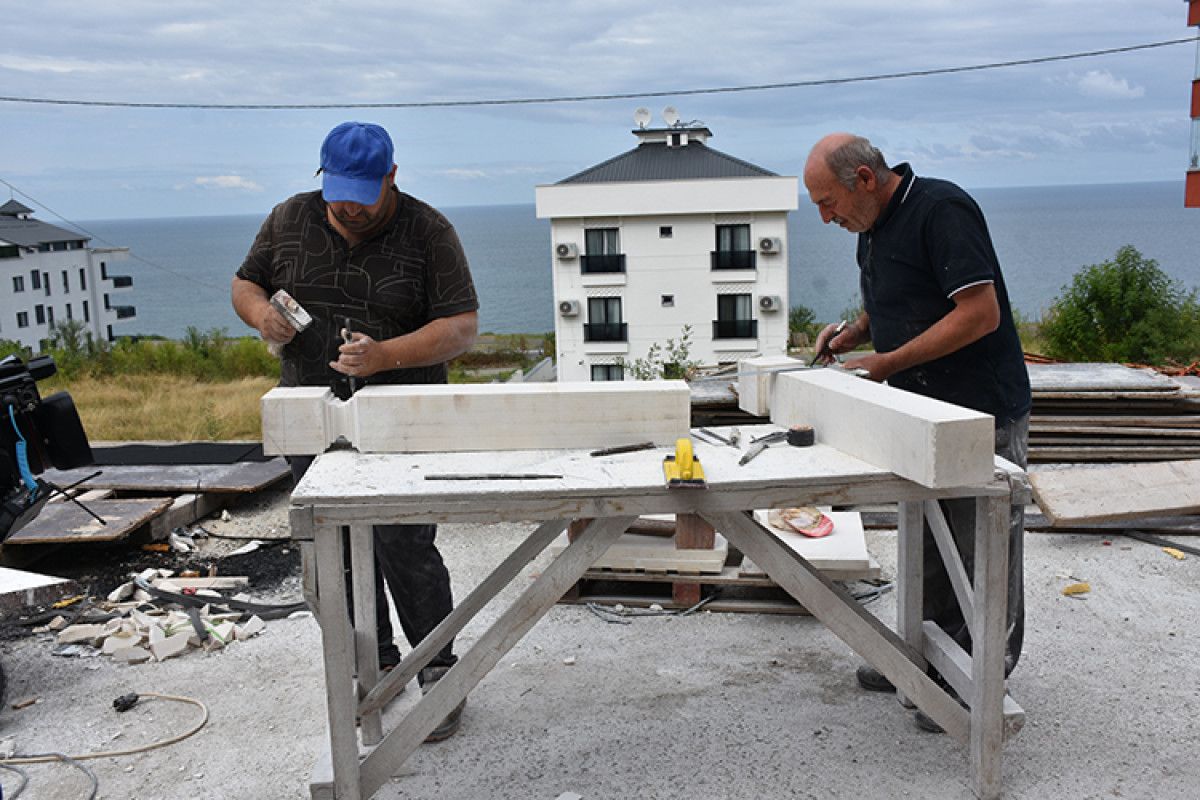 Trabzonda Yılın Ahisi Seçilen Taş Oyma Ustası, Mesleğini Oğullarına Aktardı