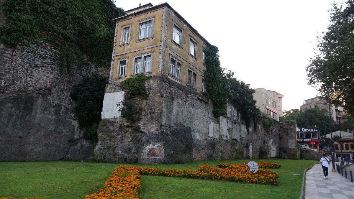 Trabzon'un Tarihi Surları Üzerindeki Eşsiz Evler: Zamanla Yarışan Mimari Miras