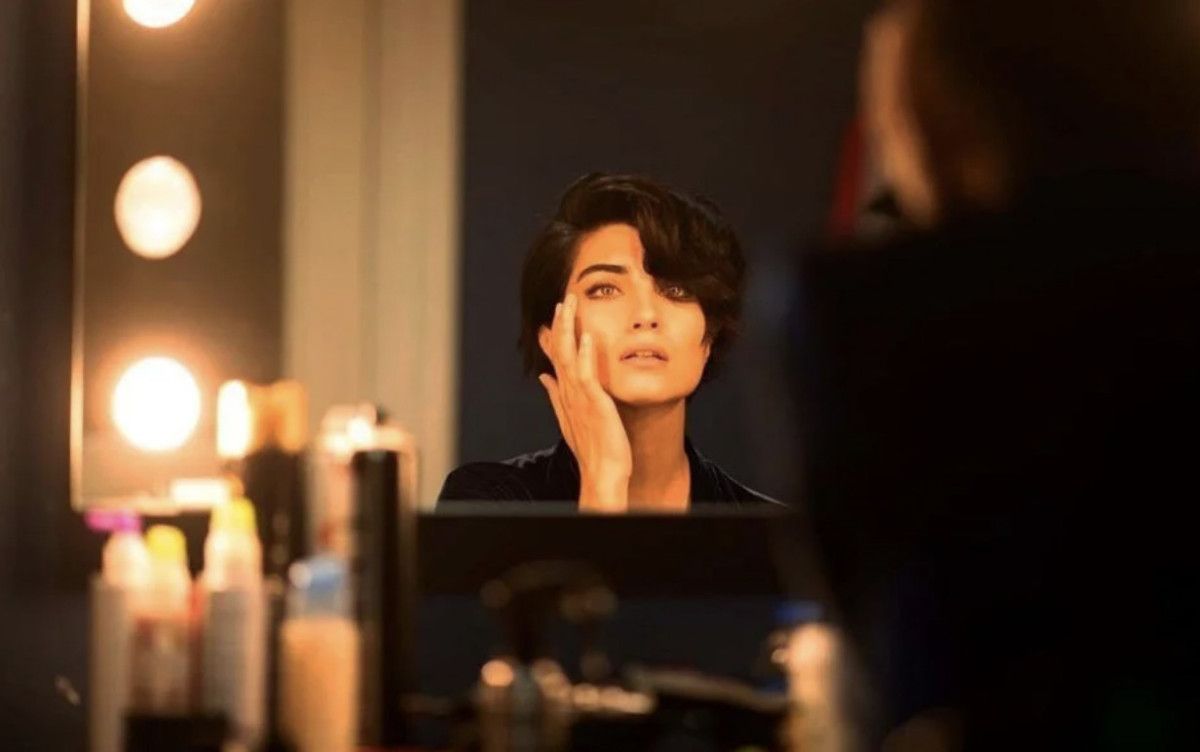 Yaz mevsiminin son günleriyle birlikte, Tuba Büyüküstün duygularını içtenlikle paylaştı. Ayvalık'taki sette geçirilen zamanın ardından, yaza veda etmenin hüznünü ve burukluğunu kendi dizeleriyle dile getirdi.