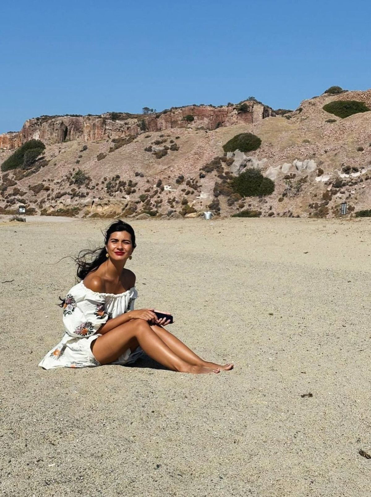 Yaz mevsiminin son günleriyle birlikte, Tuba Büyüküstün duygularını içtenlikle paylaştı. Ayvalık'taki sette geçirilen zamanın ardından, yaza veda etmenin hüznünü ve burukluğunu kendi dizeleriyle dile getirdi.