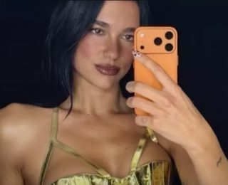 Ünlü Şarkıcı Dua Lipa, Yeni iPhone 17 Pro’yu Aldı ve Sosyal Medyada Gündem Oldu