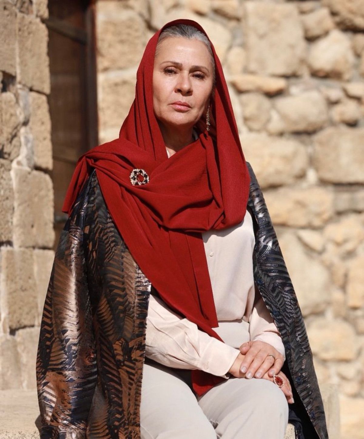 Uzak Şehirde Sadakat ve Cesaret: Gonca Cilasun'un Uçaktan Atlaması ve Filistin Kefiyesiyla Gösterdiği Dayanışma