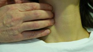 Uzman Uyarısı: Boynunuzda Şişlik Mi Var? Dikkat Etmeniz Gerekenler