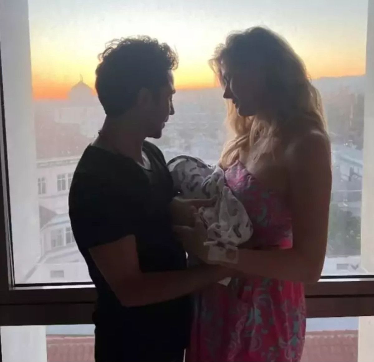 Wilma Elles'un Doğum Sonrası Pozları: Aynı Mekanda 6 Gün Sonra Yeniden