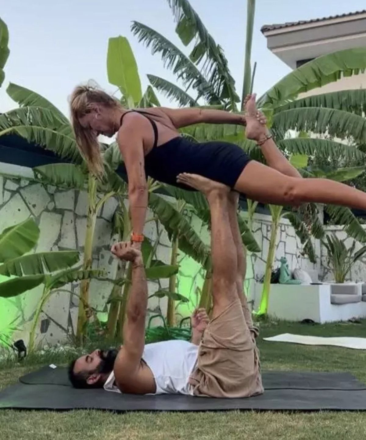 Yağmur Atacan'dan Pınar Altuğ'un Yoga Videosuna Eleştirel Yaklaşım: Geri Kafalı Olmayın