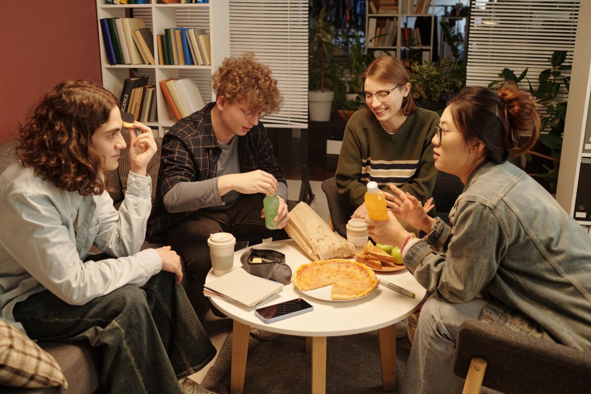 Yemek Sırasında Konuşmamanın Bağırsaklarda Hava Birikimine Nedenleri ve Çözüm Yolları