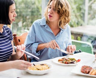 Yemek Sırasında Konuşmamanın Bağırsaklarda Hava Birikimine Nedenleri ve Çözüm Yolları