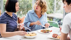 Yemek Sırasında Konuşmamanın Bağırsaklarda Hava Birikimine Nedenleri ve Çözüm Yolları