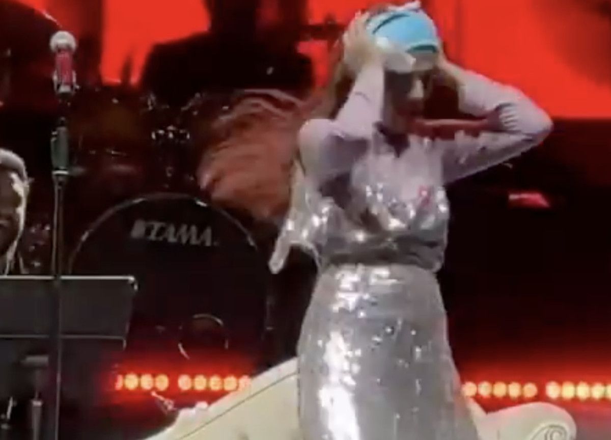 Yıldız Tilbe'nin Muhteşem Sahne Performansı ve Ünlü Dansı