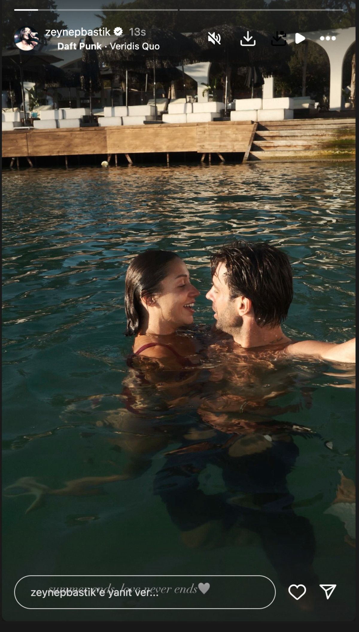Zeynep Bastık'tan Romantik Paylaşım: Sevgilisi Serkay Tütüncü ile Havuzda Keyifli Anlar