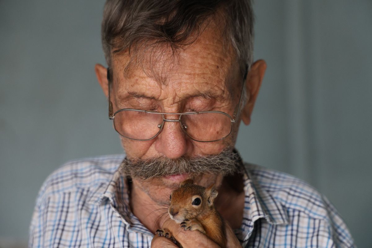 Adana'da Yalnız Kalan 6 Çocuk Babası, Kurtardığı Sincap ile Sıcak Bir Dostluk Kurdu