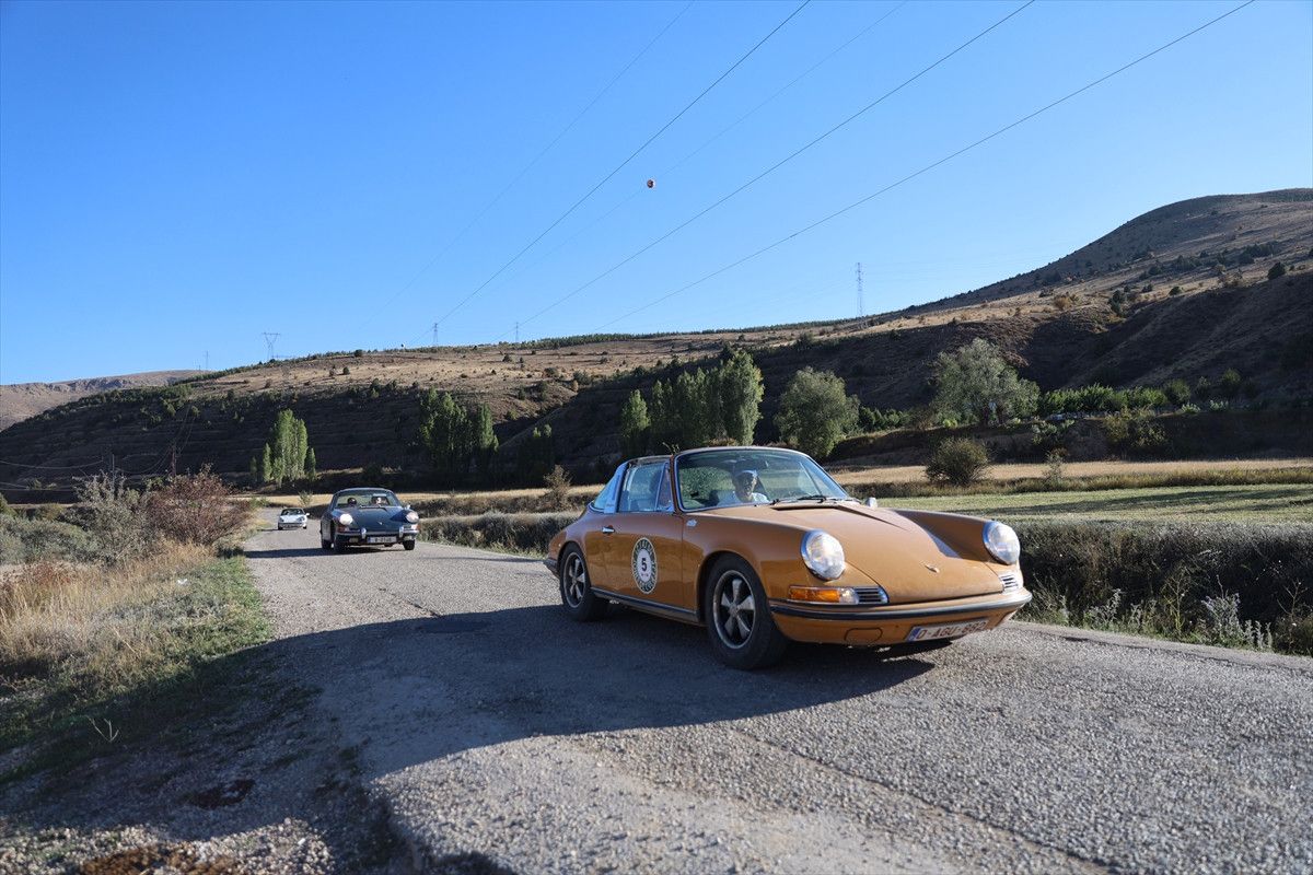 Belçika’dan Gelen Klasik Otomobil Tutkunları Bayburt’ta Eşsiz Anılar Biriktiriyor