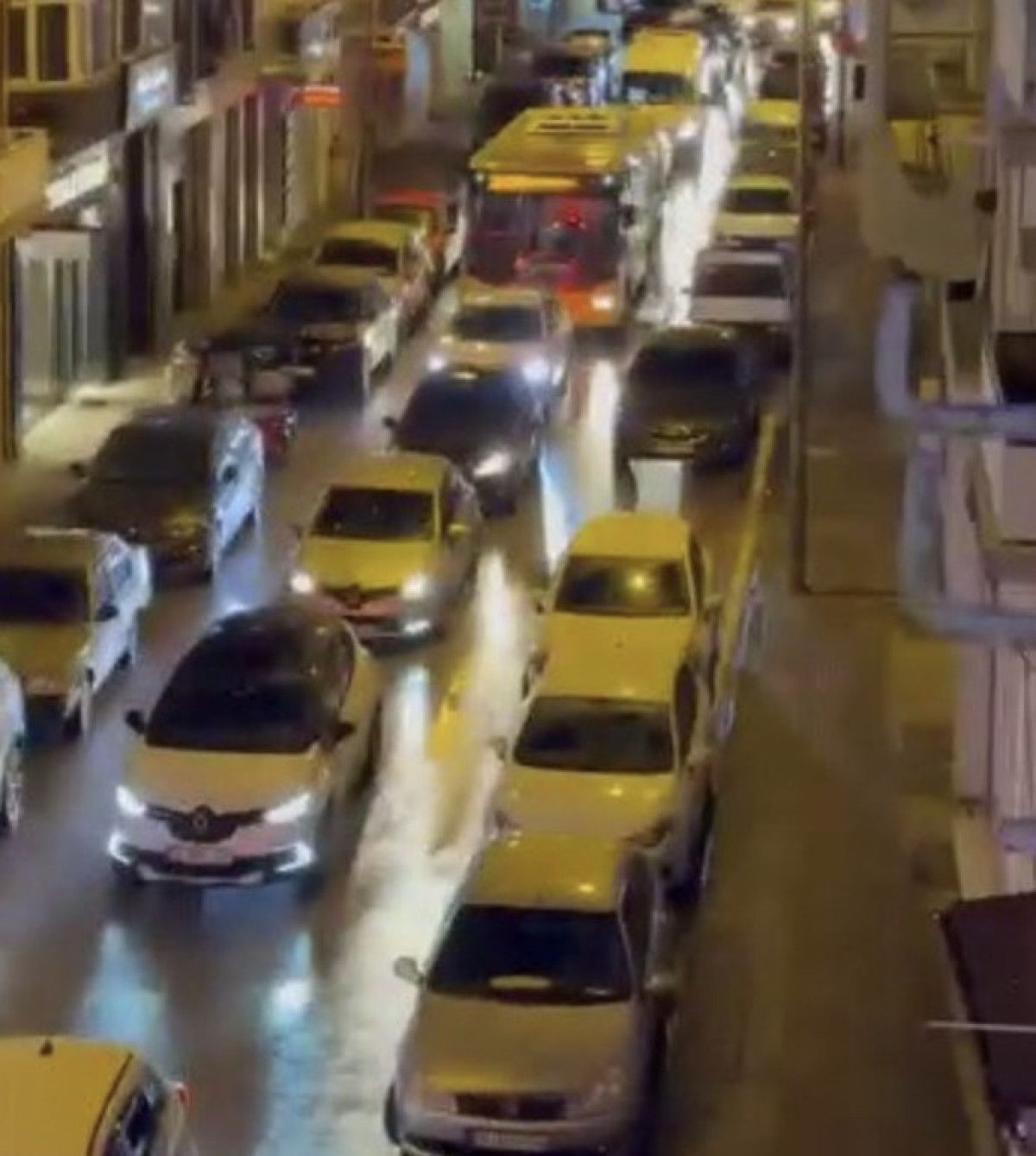 Bursa'da Alkollü Sürücü Tek Şeritli Yolda Trafiği Kesip Polis Gibi Davrandı