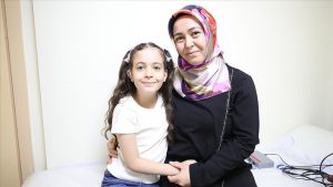 Gözyaşlarını Tutamayan Annenin ve Kızının Bionik Kulak ile İlk Kez Buluşması