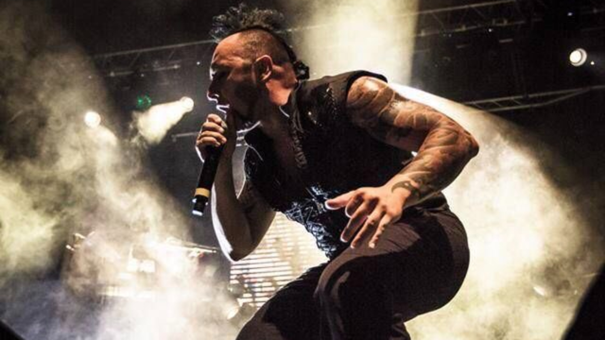 Hayko Cepkin’in Sahne Stiliyle İzleyenleri Şaşırtan Performansı