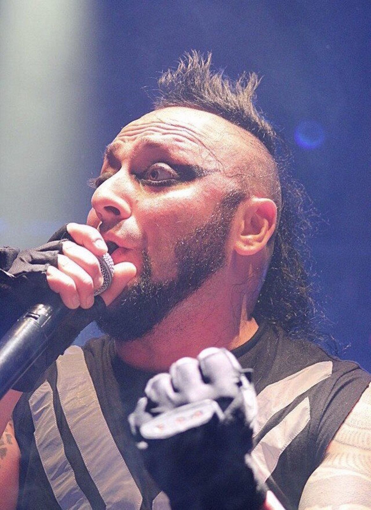 Hayko Cepkin’in Sahne Stiliyle İzleyenleri Şaşırtan Performansı