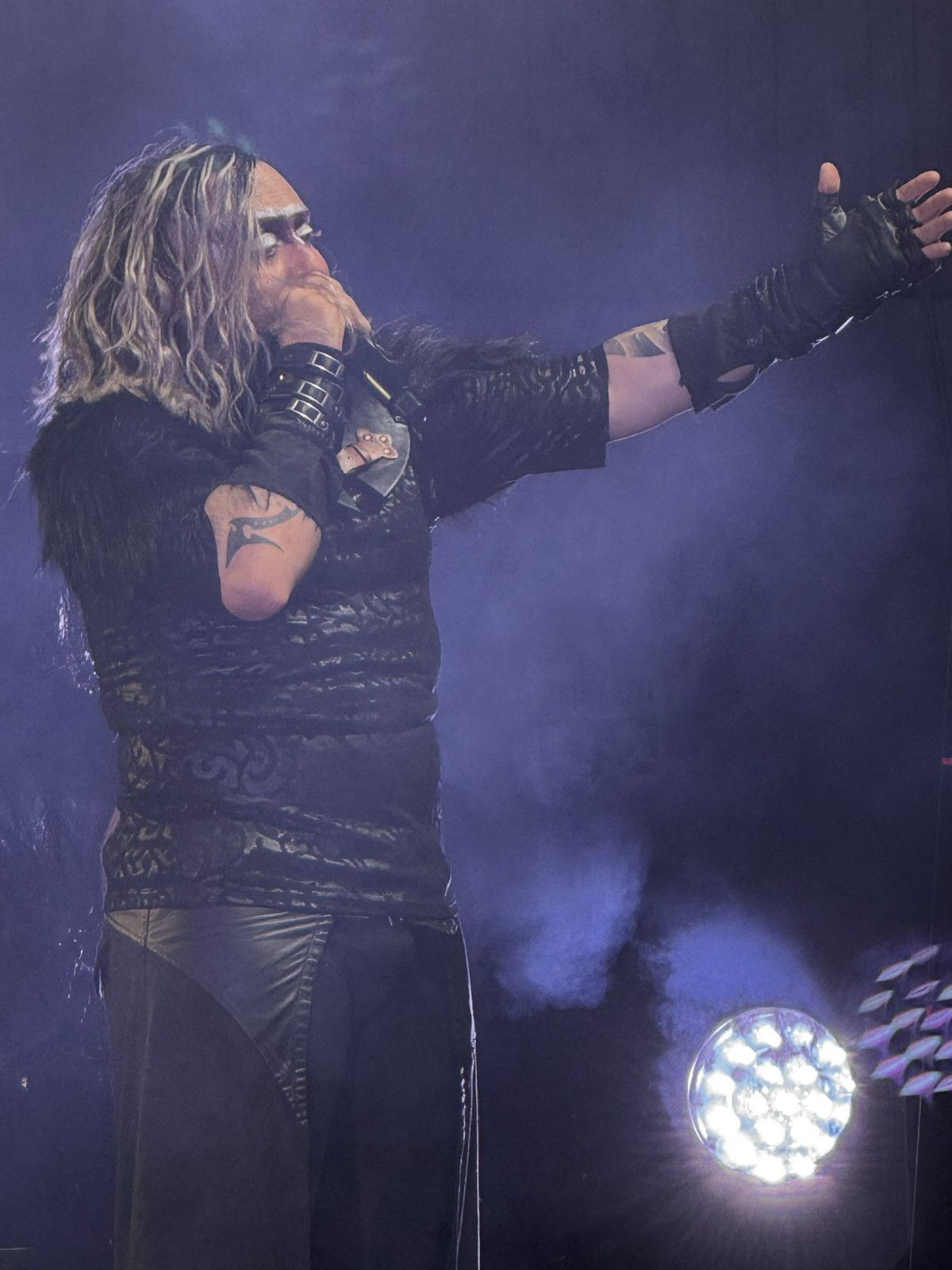 Hayko Cepkin’in Sahne Stiliyle İzleyenleri Şaşırtan Performansı