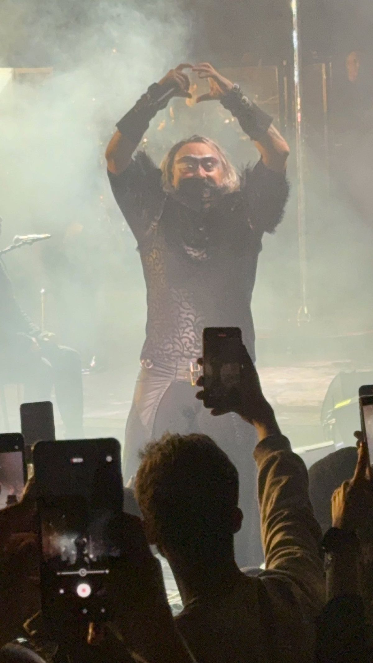 Hayko Cepkin’in Sahne Stiliyle İzleyenleri Şaşırtan Performansı