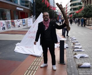 Trabzonda Gazze’de Ölen Bebeklere Dikkat Çekmek İçin Kefen Giyip Eylem Yapanlar